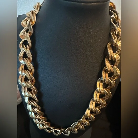 Vintage Monet gold tone chain necklace and clip-on earring set - Picture 4 of 10